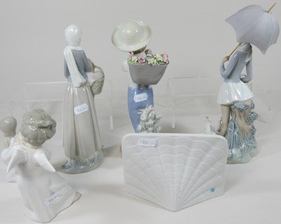 Lot 65 - A collection of Lladro figures