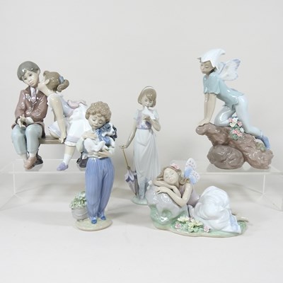 Lot 320 - A collection of Lladro figures