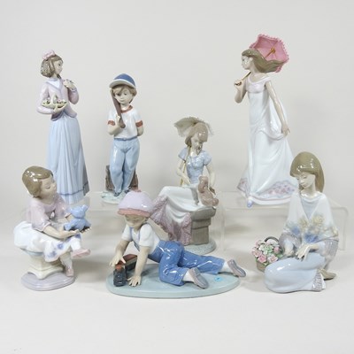Lot 36 - A collection of Lladro figures
