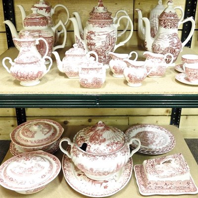 Lot 761 - A matched tea and dinner service