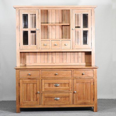 Lot 568 - A modern light oak dresser