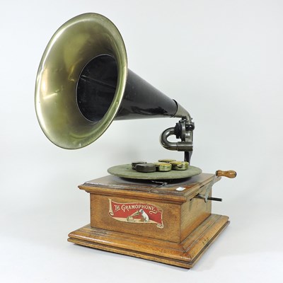 Lot 348 - An early 20th century gramophone