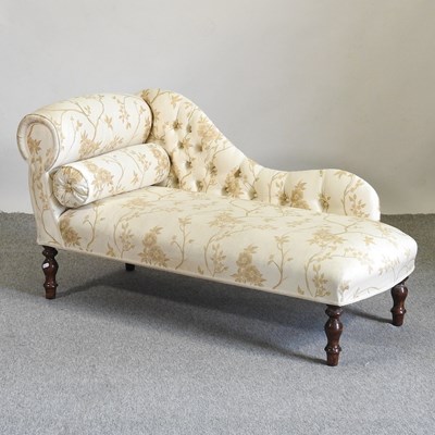 Lot 828 - A Victorian style chaise longue