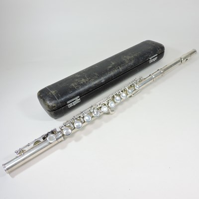 Lot 81 - A flute