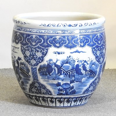 Lot 48 - A Chinese blue and white jardiniere