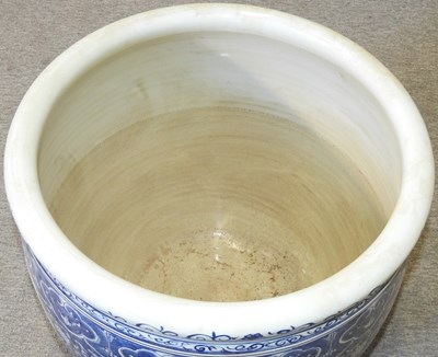 Lot 48 - A Chinese blue and white jardiniere