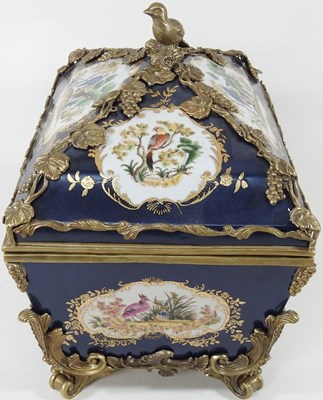 Lot 23 - A large porcelain casket