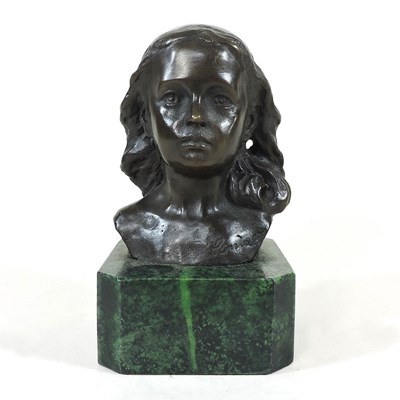 Lot 80 - A bronze head of a girl