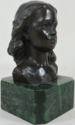 Lot 80 - A bronze head of a girl