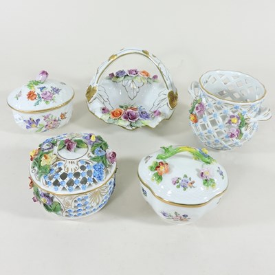 Lot 138 - A collection of Dresden china