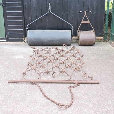 Lot 483 - A collection of garden tools