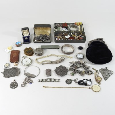 Lot 600 - A collection of silver and jewellery