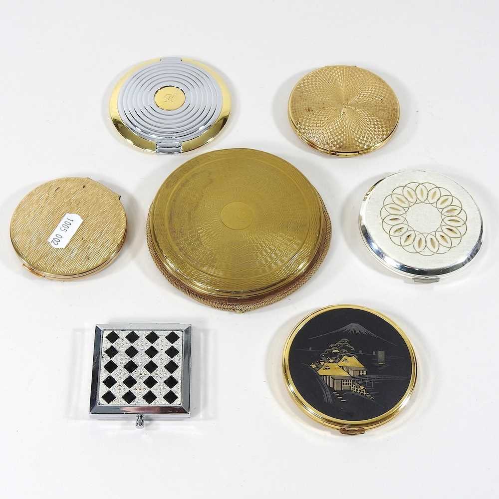 Lot 67 - A collection of compacts