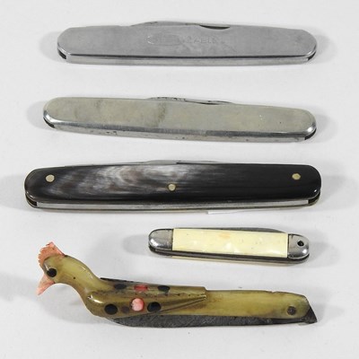 Lot 115 - A collection of fruit knives