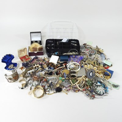 Lot 78 - A collection of jewellery