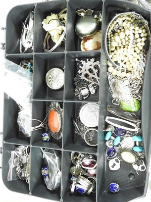 Lot 78 - A collection of jewellery