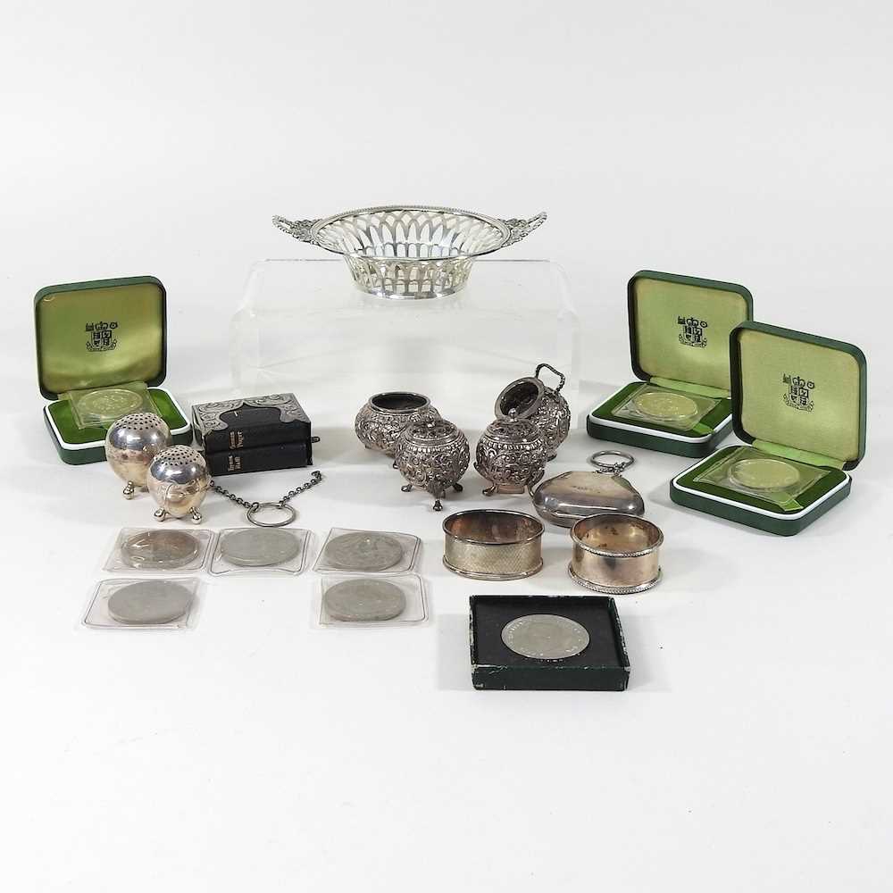 Lot 129 - A collection of silver and plate