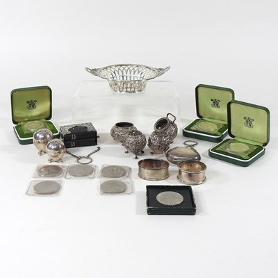 Lot 129 - A collection of silver and plate