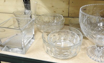 Lot 137 - A collection of glassware