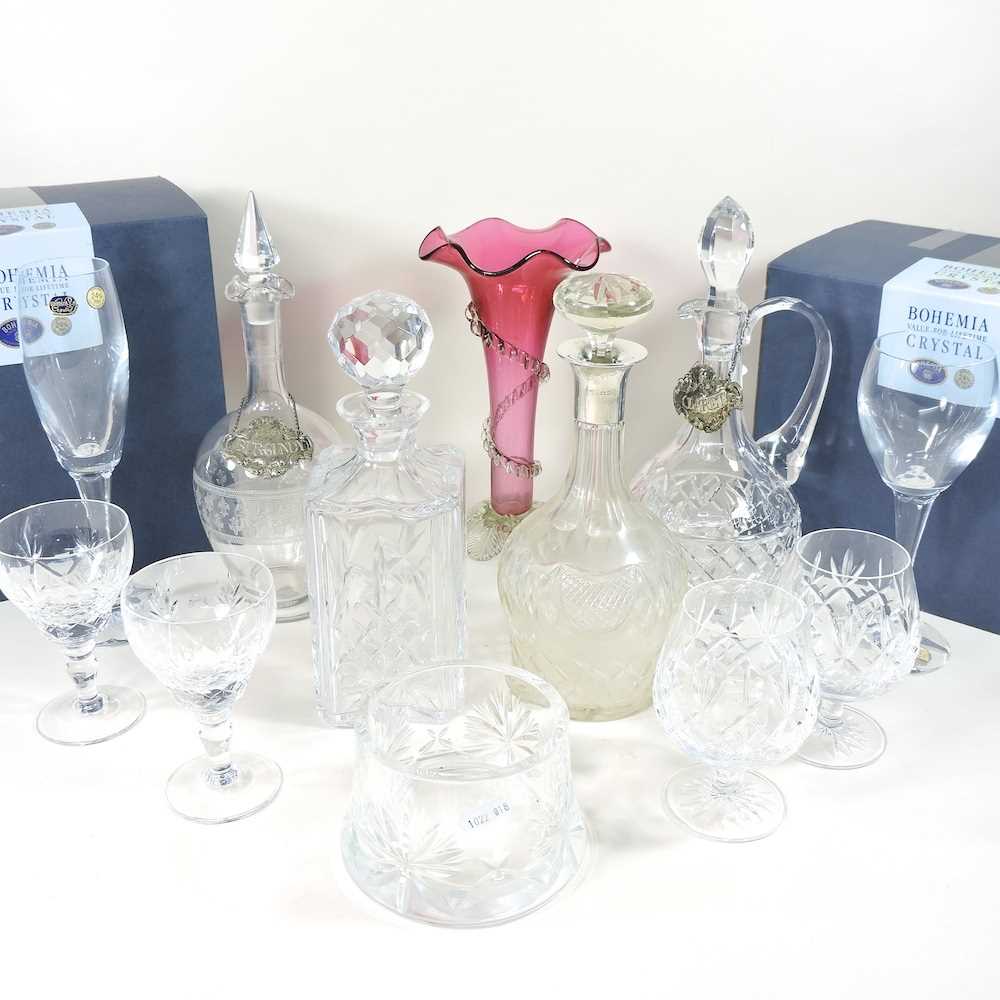 Lot 296 - A collection of glassware