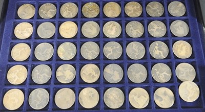 Lot 102 - A collection of coins