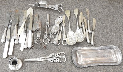 Lot 256 - A canteen of cutlery