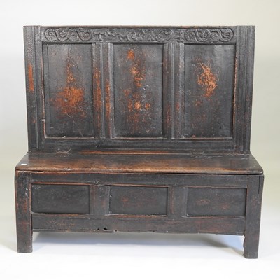 Lot 236 - An oak box settle