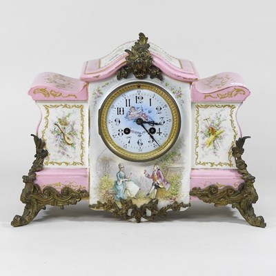 Lot 248 - A mantel clock