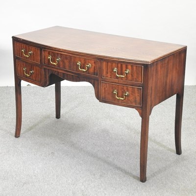 Lot 537 - An Edwardian bow front side table