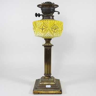 Lot 263 - An oil lamp