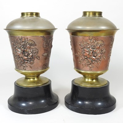 Lot 210 - A pair of oil lamps