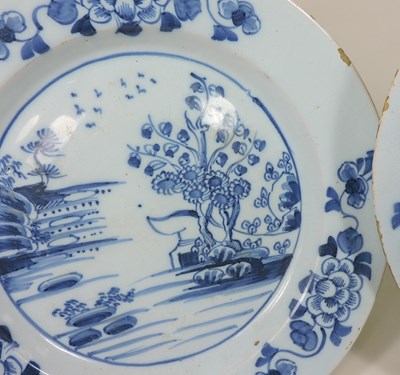 Lot 16 - A pair of Delft plates
