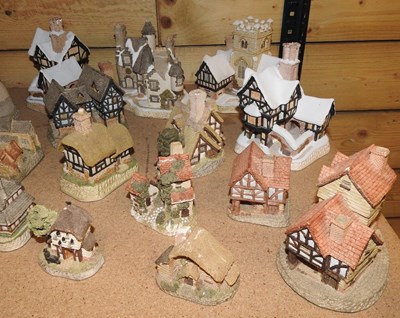 Lot 129 - A collection of David Winter cottages