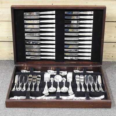 Lot 132 - A canteen of plated cutlery
