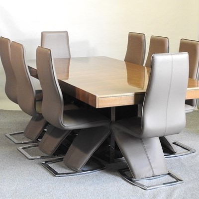 Lot 665 - A dining suite
