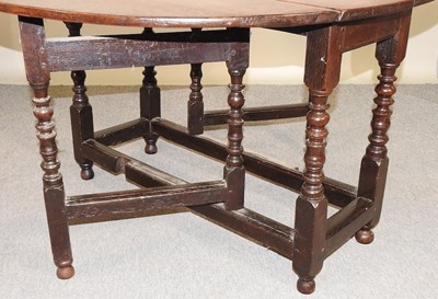 Lot 619 - An 18th century gateleg table