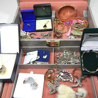 Lot 25 - A box of costume jewellery