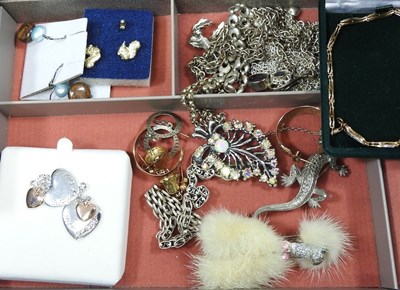 Lot 25 - A box of costume jewellery