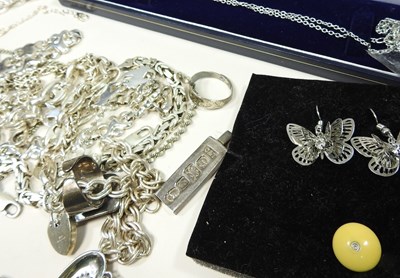 Lot 93 - A collection of silver jewellery