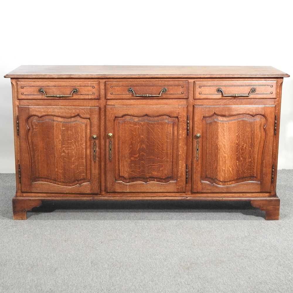 Lot 579 - An oak sideboard