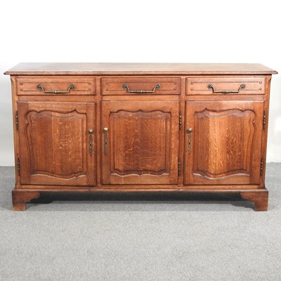 Lot 579 - An oak sideboard