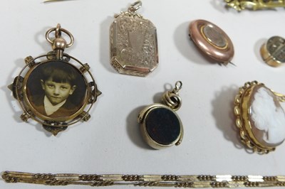 Lot 1 - A collection of jewellery