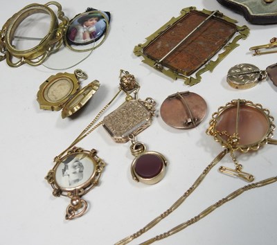 Lot 1 - A collection of jewellery