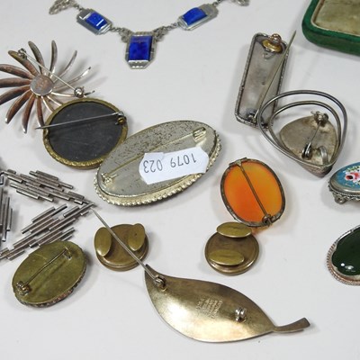 Lot 123 - A collection of jewellery