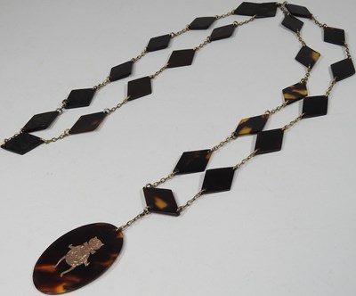 Lot 8 - A bead necklace