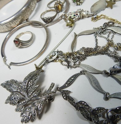 Lot 97 - A collection of costume jewellery