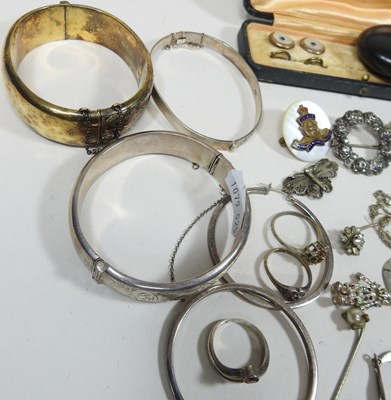 Lot 97 - A collection of costume jewellery