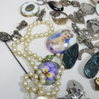 Lot 77 - A collection of costume jewellery