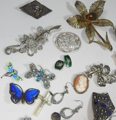 Lot 5 - A collection of costume jewellery