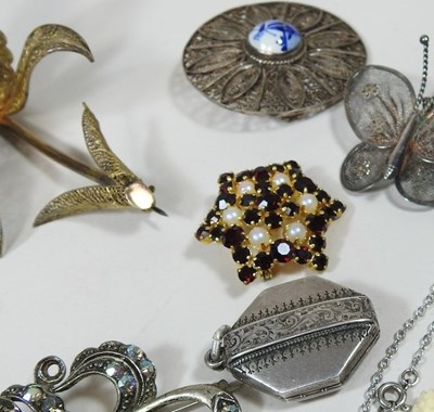 Lot 5 - A collection of costume jewellery